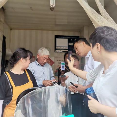 机关事务服务中心干部职工在画展街开展疫苗接种排查工作