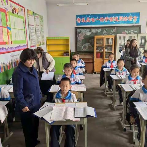 “双减”下，以评促优，以优促行——钢东小学备课作业及教室布置展览