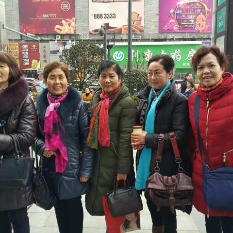 外语班老同学在沙市，南平，玉湖中学聚会留影。