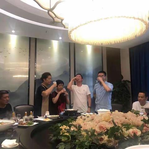 一朝师生亲如家人