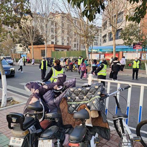 爱心护学‖用心“护学” 为爱“站岗”——临沂沂河实验学校“警家校”护学岗在行动2023-02-24