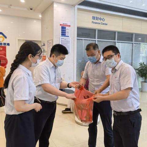 炎炎夏日送清凉，浓浓关怀入人心