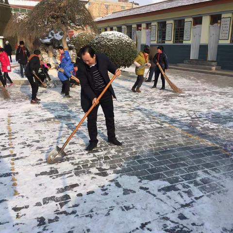 齐心协力把雪扫，师生协作暖人心