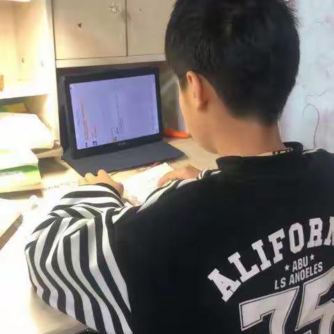 停课不停学，病毒不能阻挡我们学习的脚步，更不能阻挡我们成长的步伐。
