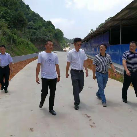 区委常委、政法委书记易刚到高坑镇调研被征地农民养老保险工作和重点项目建设