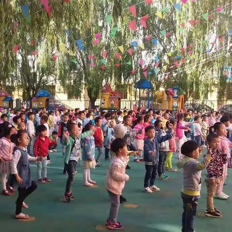 小二班数学《神奇的图形组合》