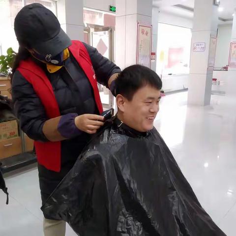 鸿源社区抗疫中一道亮丽的风景