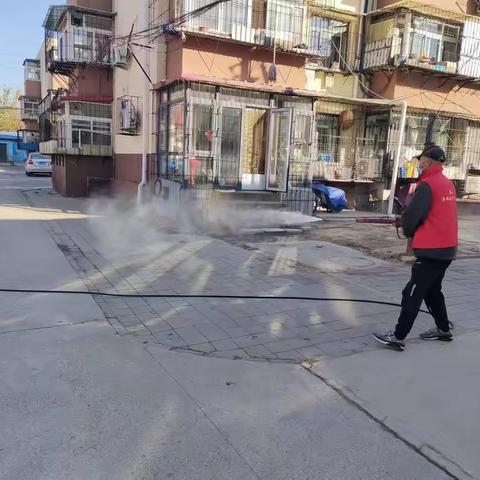 文北街道大洪桥第一社区书记高乃军组织志愿者对小区境内进行消杀