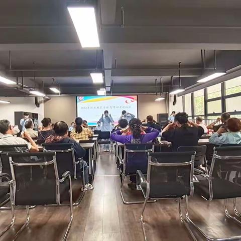 余下街道国防学院社区开展“智慧养老 健康评估”活动