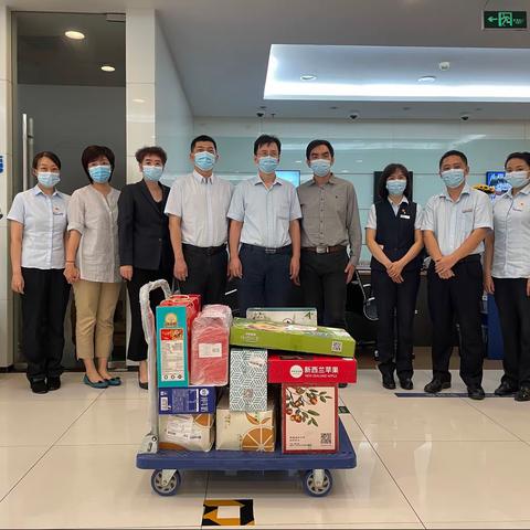 鼎昆支行开展国庆节前网点慰问活动