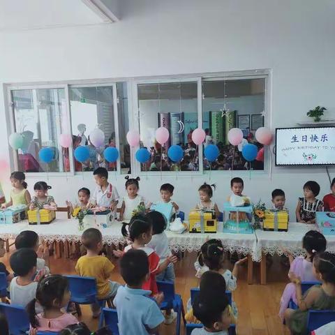 让孩子从中感受到每个人生命的独特 | 富莱茵幼儿园集体生日会