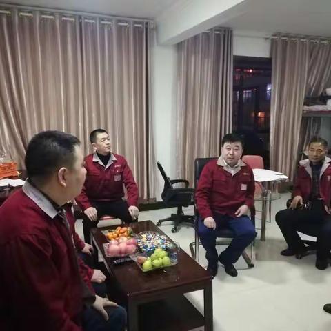 地电离石分公司领导除夕夜看望慰问一线值班人员