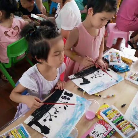 大班，学前班的绘画展示非常棒，孩子们的积极性很高，都能自由发挥想象力去作画，值得朝阳