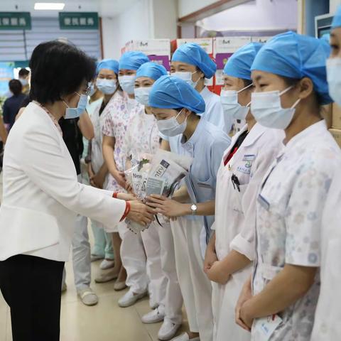 致敬！“疫”线绽放的巾帼玫瑰——三亚中心医院(海南省第三人民医院）2022年“三八”国际妇女节系列慰问活动