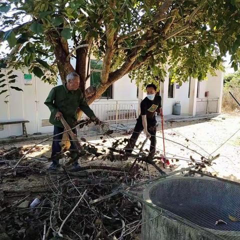 关怀退伍老兵 帮忙清扫环境卫生