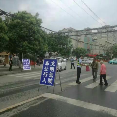 车让人让出文明城市新风景