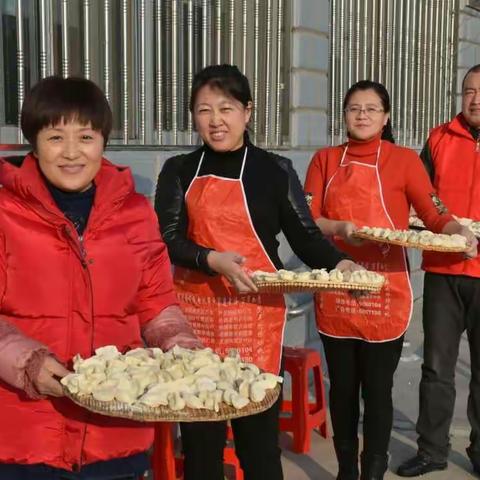 阳光社区党总支组织在职党员齐包爱心饺子