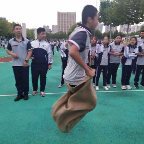 跳动的“麻袋”                                   ——初二级部团建活动high起来