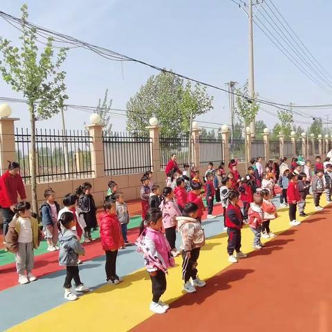 国旗飘飘 童心向阳——黄屯分园升国旗仪式