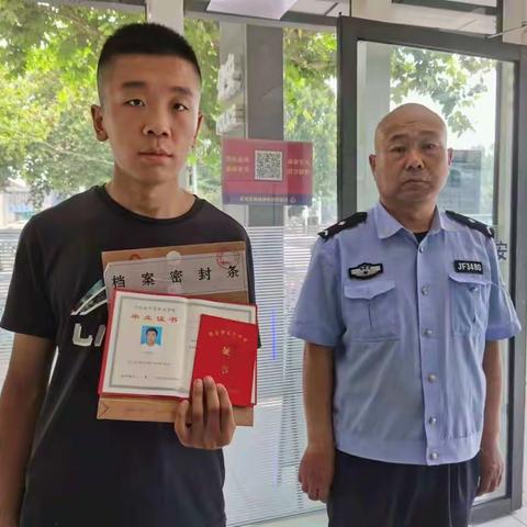 桥西分局益友警务站辅警为丢失的档案寻找失主