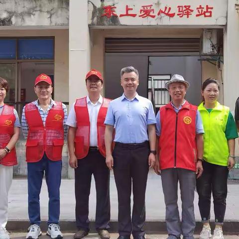 城东街道通园路社区设立“东上爱心驿站”，开展便民服务活动