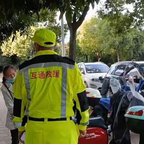 骑行安全从“头”开始！▏互通公益志愿服务劝导安全佩戴头盔