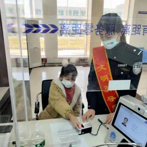 居民身份证首次申领“跨省通办”首日，家长们直呼太方便啦