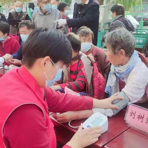 济阳街道社工站开展“关爱老人，提高意识”慢性病防治健康咨询活动