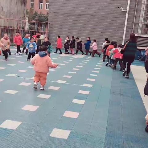 东方红幼儿园小二班宝贝在园第十五周精彩回顾