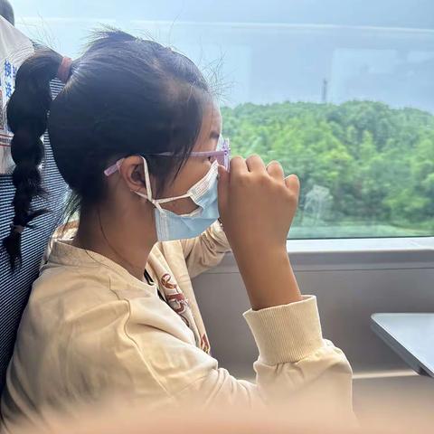 安全小卫士 实验小学  五（6）班黄榆惠