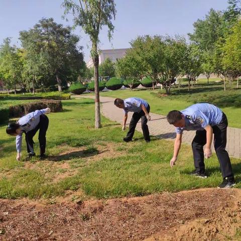我为群众办实事|义务捡垃圾  环保我践行