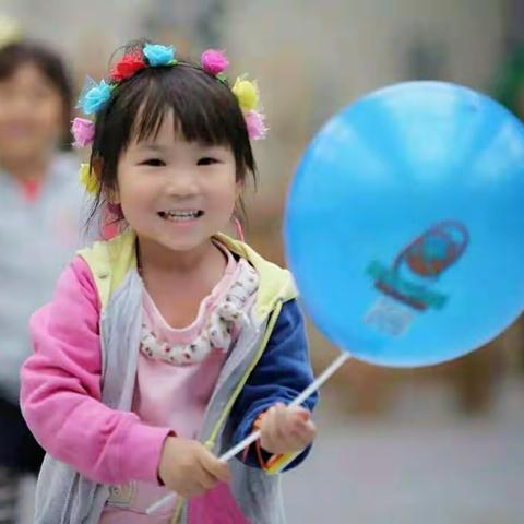 感受运动的快乐 让体育活动更有活力 --------家园共育制作亲子玩教具