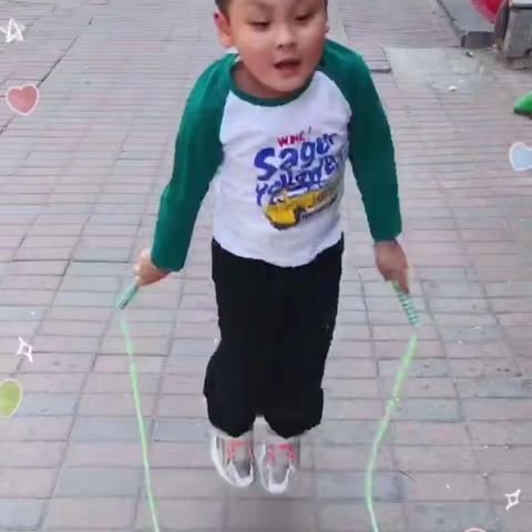 爱恩贝大西幼儿园大班小朋友户外跳绳