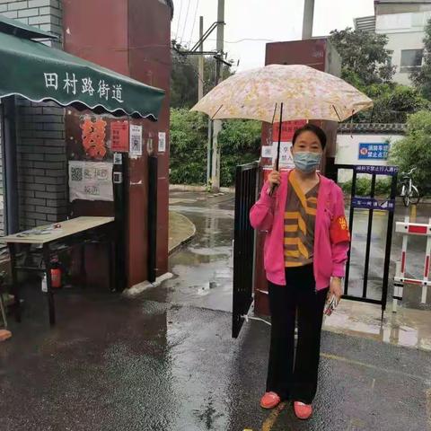 致敬！坚守在疫情防控和防汛一线的“雨中战士”