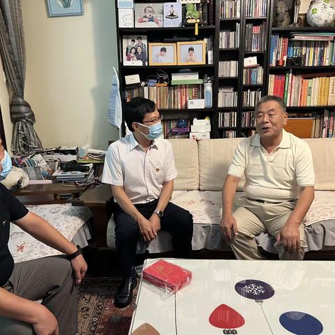 小辛店社区党支部慰问“光荣在党50年”老党员