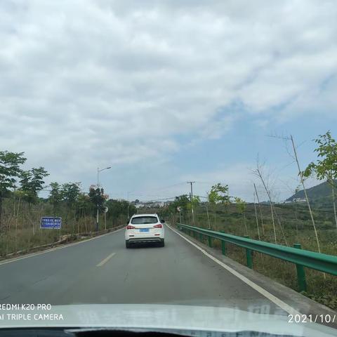 前车开路，山路弯弯，                           干里寻根，圆梦今朝