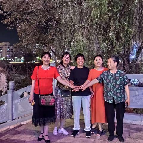 幸福快乐家人夜逛五福桥