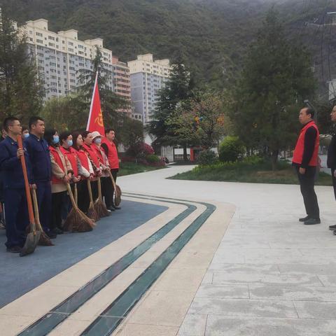 县应急局持续开展城市创建“周五集中清扫日”志愿服务活动