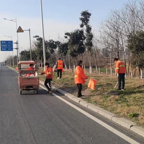 晨旭公司全面清理绿化带杂物，提升G107国道路域环境