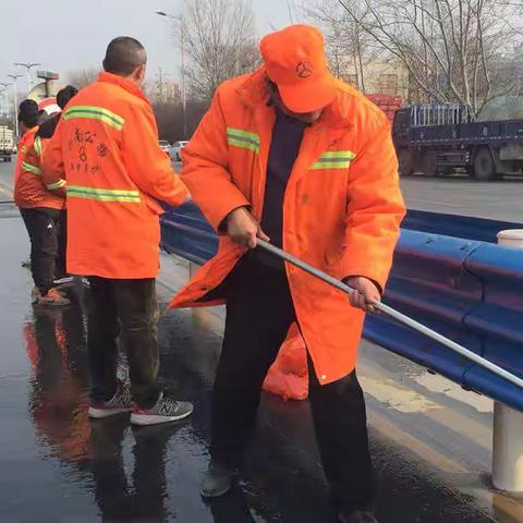 晨旭公司擦洗道路护栏，全力提升路域环境