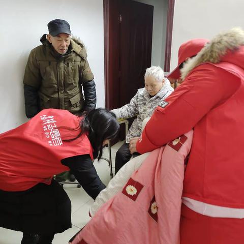 关爱困难户  雪中送温暖