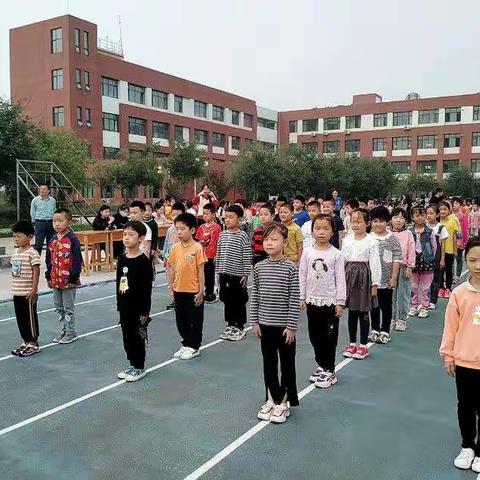 开展会操比赛  绽放青春风采