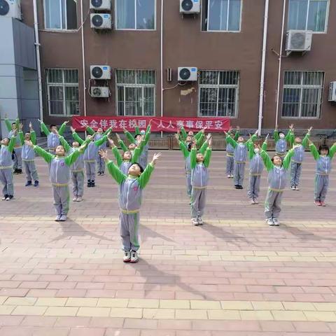 燕丹学校体育节 小学一年级广播操-七彩阳光比赛