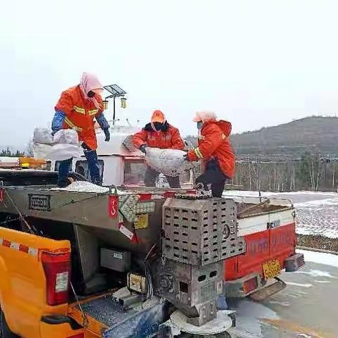 宁夏公路管理中心固原分中心什字公路养护站全力应对大雪降温极端天气确保公路畅通