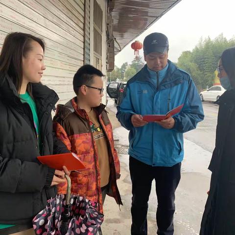 雨水绵绵，家访情暖在心中