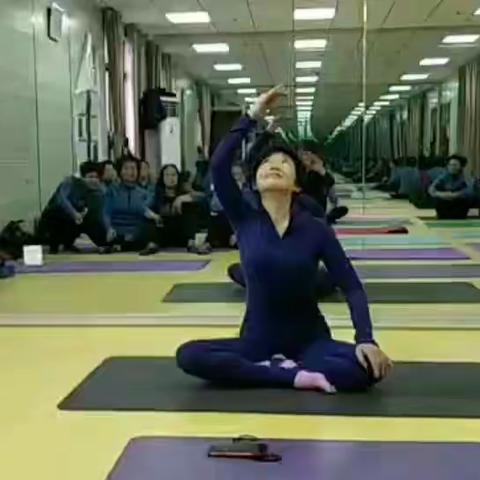 瑜伽一班在练习舞韵瑜伽《画情》及双人瑜伽