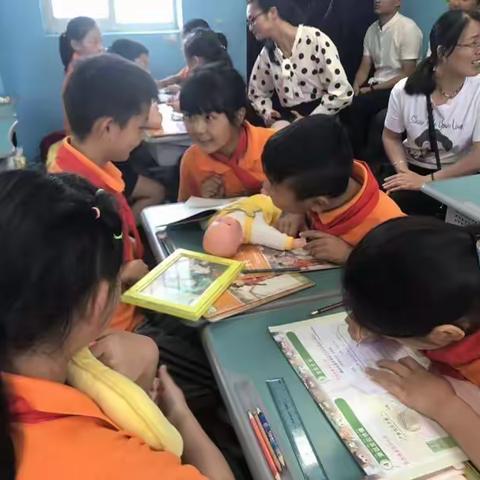 家长听课促发展       开放日上展风采                          ——河盘桥小学家长开放日