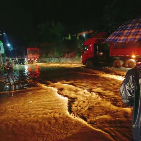 连降暴雨，警暖民心