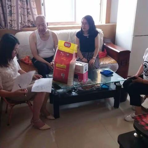 骊山街道东大街社区开展“八一”慰问退伍军人活动