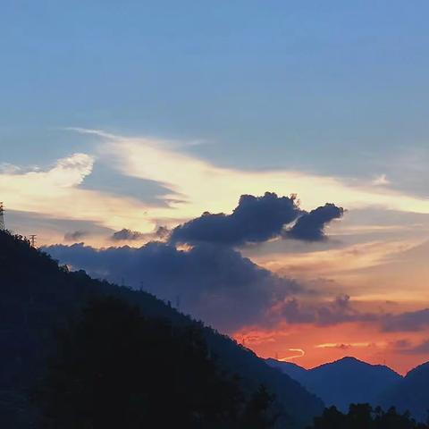 向晚的云离我很近